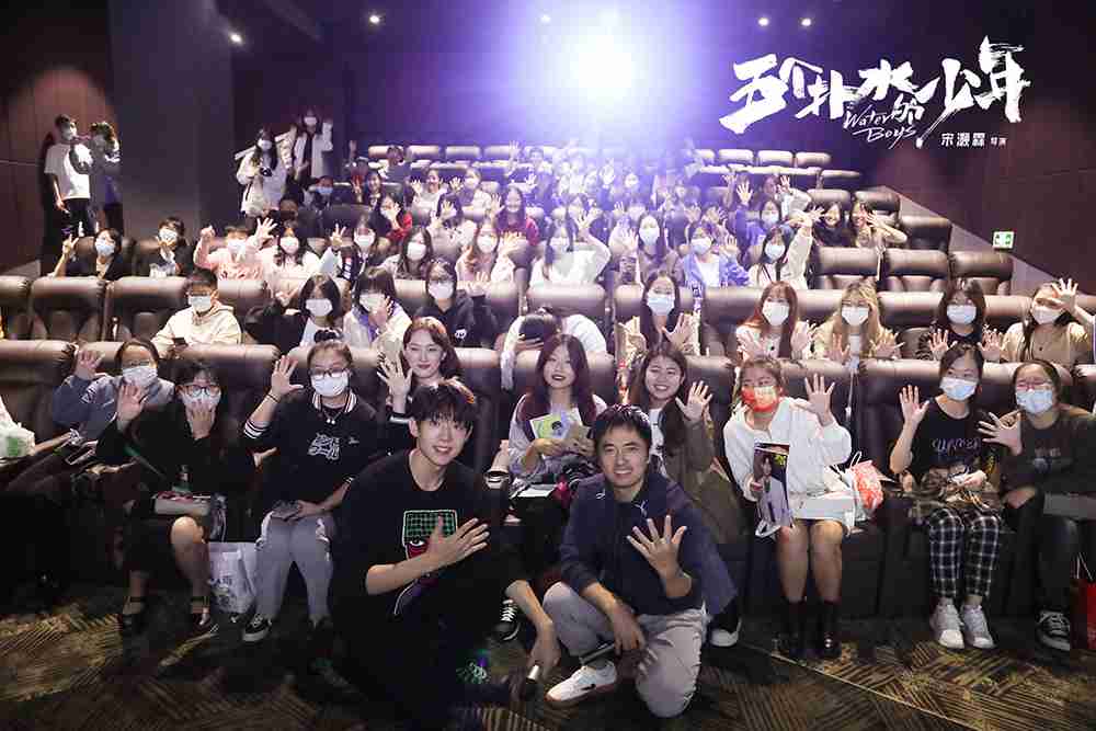 导演宋灏霖主演吴俊霆与观众大合影 导演宋灏霖主演吴俊霆与观众大合影